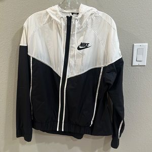 Black and white Nike windbreaker great condition